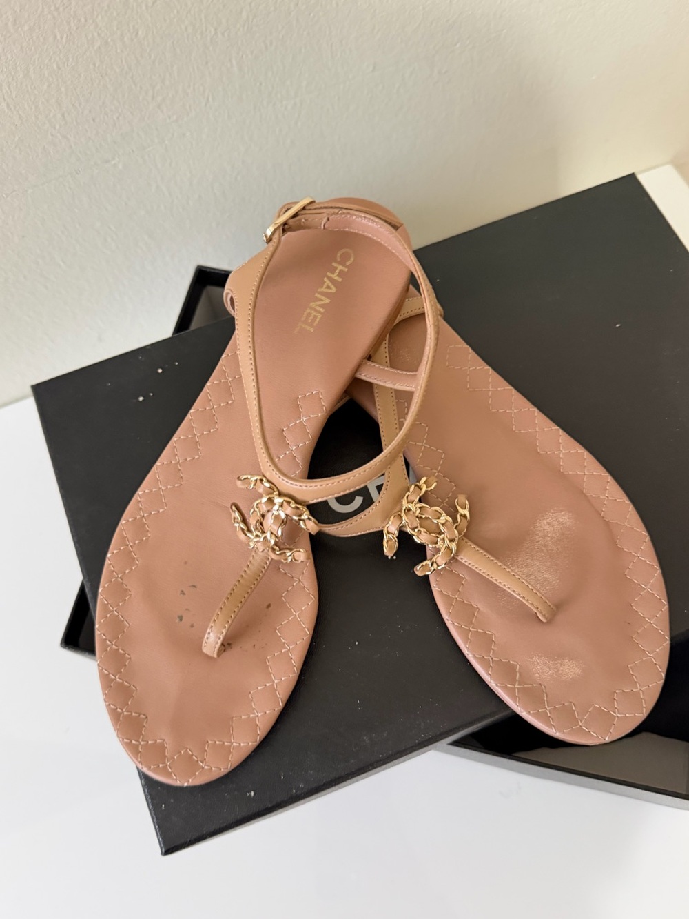 CHANEL Blush Quilted Leather Thong Sandals with Gold Chain CC